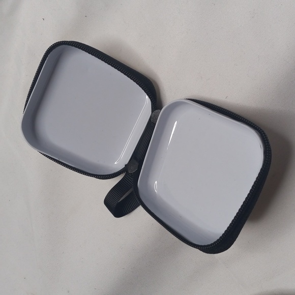 Retro Gamer Ear Bud Case - Picture 3 of 3